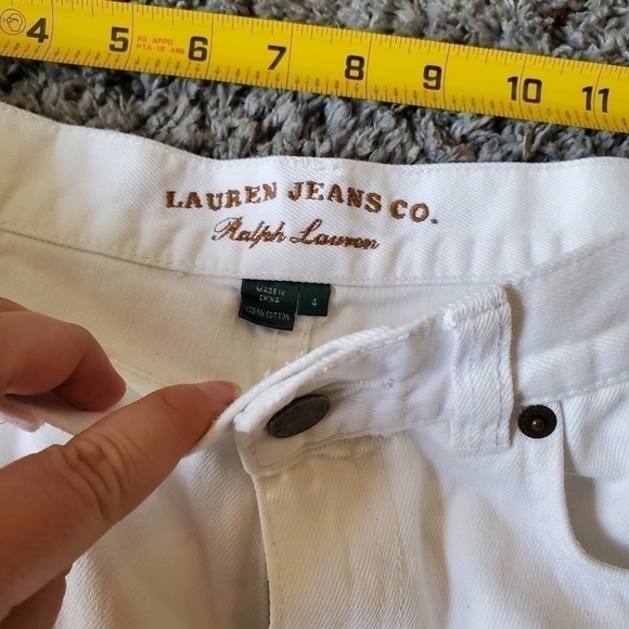 CONSERVATIVE White Bermuda Shorts - Picture 5 of 12